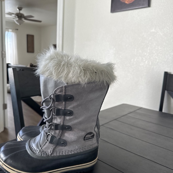 Sorel size 7 grey furlined duckboots - Picture 2 of 6